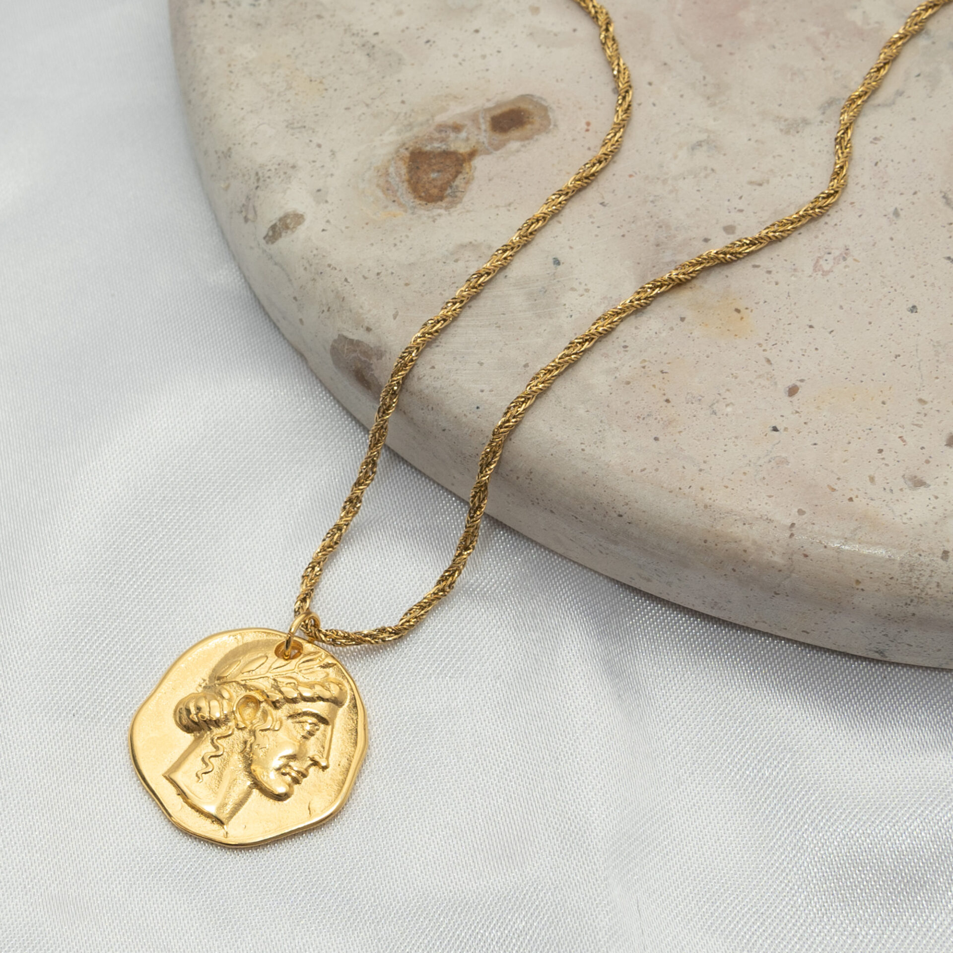 Apollo Gold Κολιέ με στριφτή αλυσίδα και ανάγλυφο στοιχείο