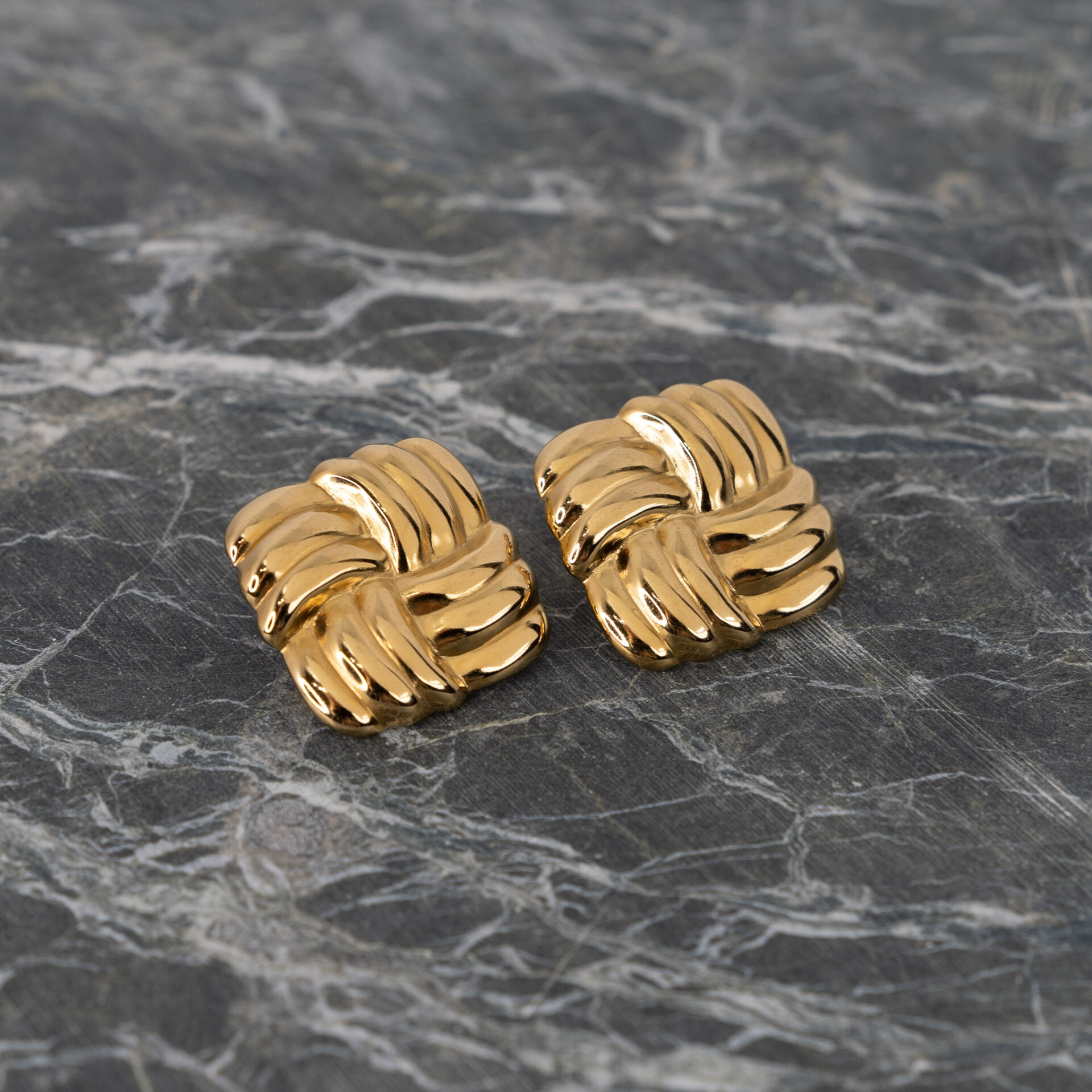 Knot Gold Σκουλαρίκια με Ανάγλυφο Σχέδιο