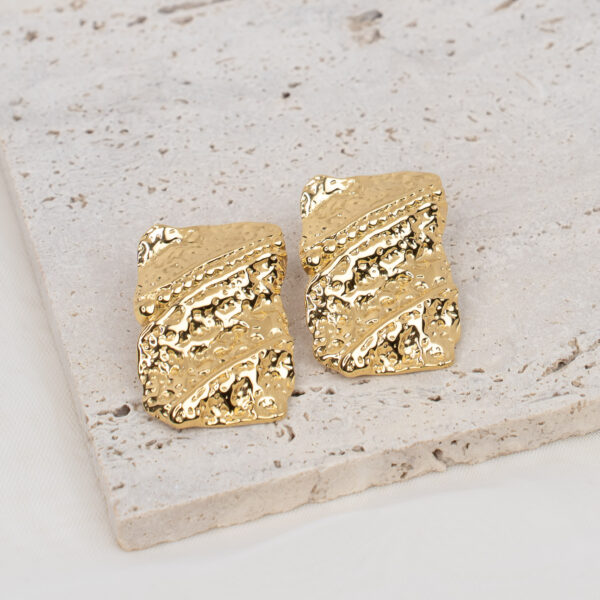 Vague Gold Ορθογώνια Σκουλαρίκια με Ανάγλυφο Σχέδιο