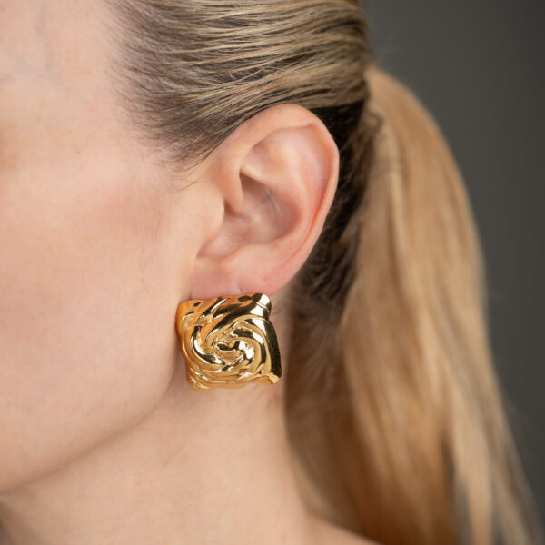 Bloom Gold Σκουλαρίκια με Ανάγλυφο Σχέδιο