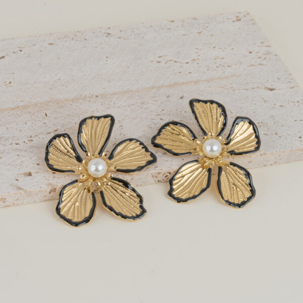 Anthea Black Gold Σκουλαρίκια Λουλούδι με Ανάγλυφο Σχέδιο