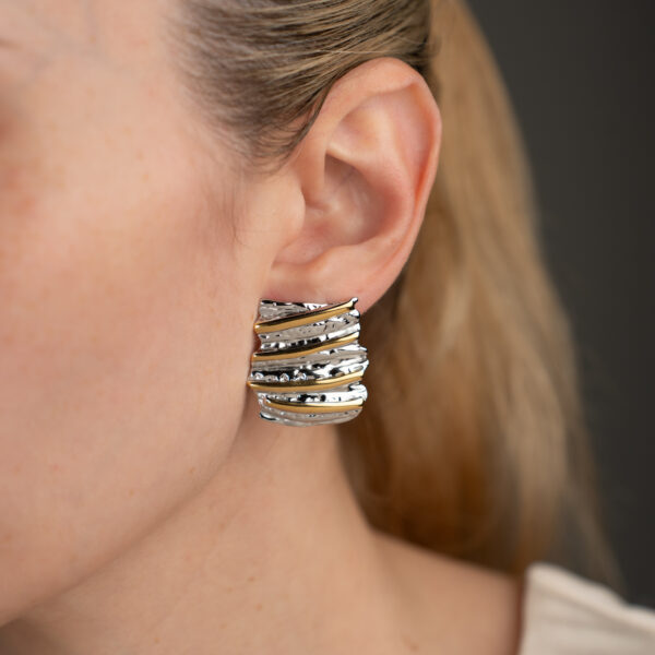 Ripple Δίχρωμα Σκουλαρίκια με Ανάγλυφο Σχέδιο