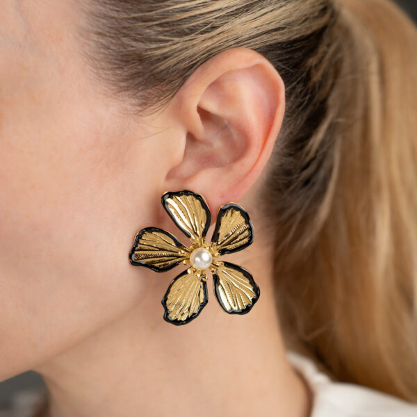 Anthea Black Gold Σκουλαρίκια Λουλούδι με Ανάγλυφο Σχέδιο